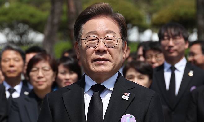 이재명 더불어민주당 대통령 후보가 18일 광주 북구 운정동 국립5·18민주묘지에서 열린 제45주년 5·18민주화운동 기념식에 참석한 후 백브리핑을 하고 있다. 뉴스1