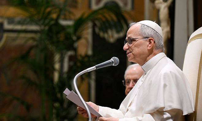 교황 레오 14세가 즉위미사 거행 하루 전인 17일(현지시간) 바티칸 교황사저 사도궁전에서 교황청 백주년기념재단(CAPP) 주최 ‘2025년 총회 및 국제 콘퍼런스’ 회원들과 만나 인사말을 하고 있다. 바티칸=EPA연합뉴스