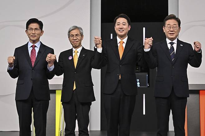 18일 서울 마포구 SBS프리즘타워에서 열린 중앙선거방송토론위원회 주관 제21대 대통령선거 후보자 토론회에서 각 정당 대선 후보들이 선전을 다짐하고 있다. 왼쪽부터 국민의힘 김문수, 민주노동당 권영국, 개혁신당 이준석, 더불어민주당 이재명 대선후보. 뉴시스