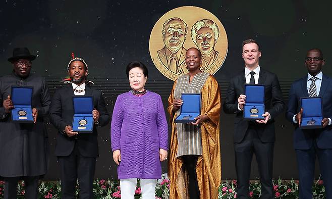 서울 송파구 잠실 롯데호텔 월드에서 지난달 11일 열린 제6회 선학평화상 시상식에서 설립자인 한학자 세계평화통일가정연합(통일교) 총재(왼쪽 세번째)가 수상자들과 함께 기념촬영을 하고 있다. 왼쪽부터 설립자특별상을 받은 굿럭 조나단 전 대통령, 사무엘 하데베 선지자, 한 총재, 선학평화상 수상자인 완지라 마타이 그린벨트운동 이사장, 휴 에반스 글로벌 시티즌 대표, 패트릭 아우아 가나 아시시대 총장. 세계일보 자료사진