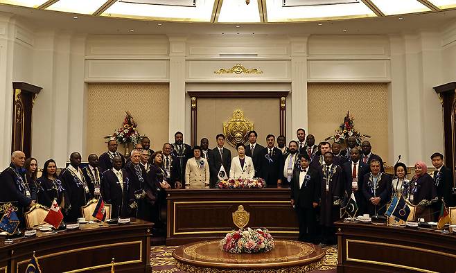 국제국회의장회의(ISC)를 출범한 40개국의 국회의장들이 지난달 13일 경기 가평군 천원궁박물관에서 한학자 세계평화통일가정연합(통일교) 총재(가운데)와 기념촬영을 하고 있다. 세계일보 자료사진