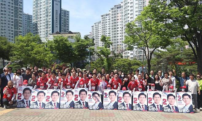 국민의힘 포항북지역본부는 17~18일 양일간 포항 전역에서 집중유세와 조직 결속을 위한 행사를 잇따라 진행하며 총력 선거 체제에 돌입한 가운데 지지자 등이 파이팅을 외치고 있다. 국민의힘 포항북지역본부 제공