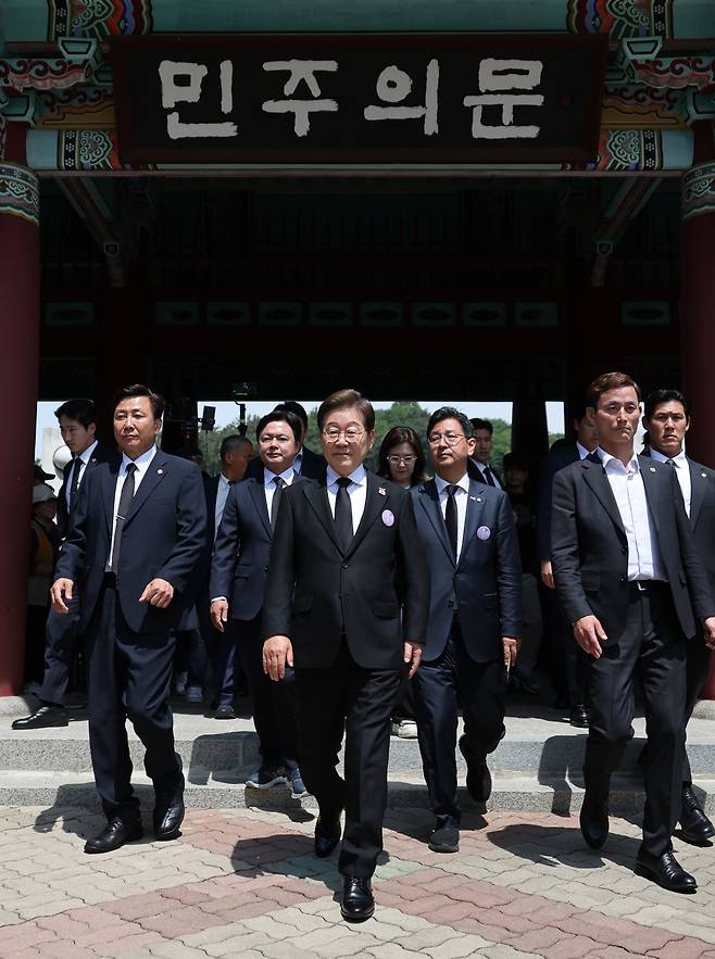 더불어민주당 이재명 대선후보가 18일 광주 북구 국립 5·18민주묘지에서 열린 ‘5·18민주화운동 기념식’에 참석한 뒤 이동하고 있다. 연합뉴스