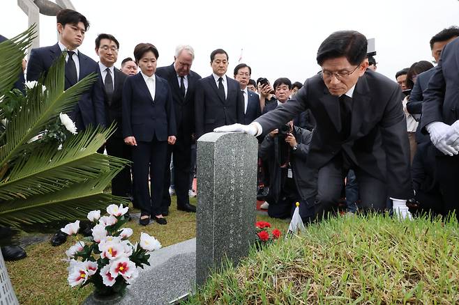 국민의힘 김문수 대선후보가 지난 17일 광주 북구 국립 5·18민주묘지를 찾아 무명열사 묘비를 살펴보고 있다. 뉴시스 