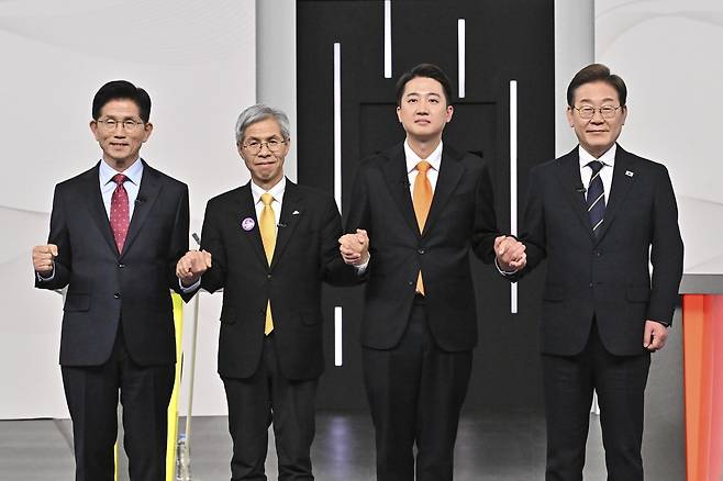 18일 서울 마포구 SBS프리즘타워에서 열린 중앙선거방송토론위원회 주관 제21대 대통령선거 후보자 토론회에서 각 정당 대선 후보들이 선전을 다짐하고 있다. 왼쪽부터 국민의힘 김문수, 민주노동당 권영국, 개혁신당 이준석, 더불어민주당 이재명 대선후보. 뉴시스