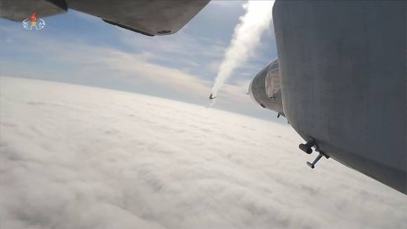 북한 김정은, 공군 방공ㆍ공습훈련 지도 - 김정은 북한 국무위원장이 지난 15일 제1공군사단 관하 비행연대를 방문해 공군 반항공(방공)전투 및 공습 훈련을 지도했다고 조선중앙TV가 17일 보도했다. 중앙TV가 공개한 사진을 보면 미그(MiG)-29와 수호이(Su)-25 등 북한 공군의 최신 자산이 이날 훈련에 총동원됐다. 2025.5.17 조선중앙TV 연합뉴스