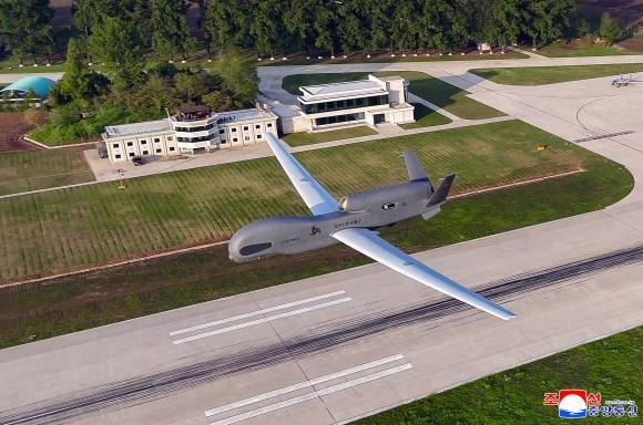 북한 김정은, 공군 방공·공습훈련 지도 - 김정은 북한 국무위원장이 지난 15일 제1공군사단 관하 비행연대를 방문해 공군 반항공(방공)전투 및 공습 훈련을 지도했다고 조선중앙통신이 17일 보도했다. 2025.5.17 평양 조선중앙통신 연합뉴스