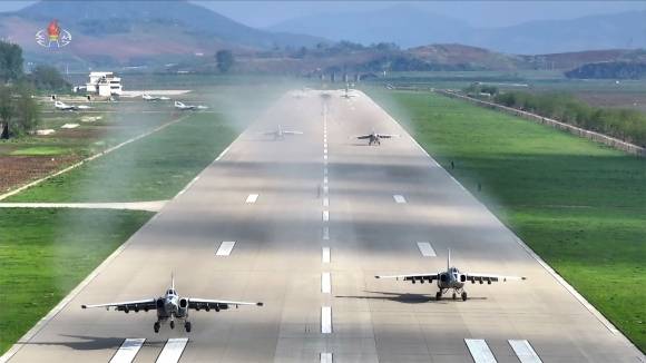 북한 김정은, 공군 방공ㆍ공습훈련 지도 - 김정은 북한 국무위원장이 지난 15일 제1공군사단 관하 비행연대를 방문해 공군 반항공(방공)전투 및 공습 훈련을 지도했다고 조선중앙TV가 17일 보도했다. 중앙TV가 공개한 사진을 보면 미그(MiG)-29와 수호이(Su)-25 등 북한 공군의 최신 자산이 이날 훈련에 총동원됐다. 2025.5.17 조선중앙TV 연합뉴스