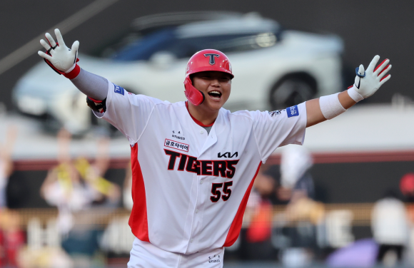 18일 광주기아챔피언스필드에서 열린 프로야구 두산 베어스와 KIA 타이거즈의 경기. KIA 한준수가 4-4로 맞선 연장 10회말 1사 1, 2루에서 끝내기 2루타를 치고 환호하고 있다. 2025.5.18  광주 연합뉴스