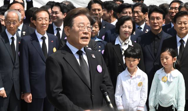 이재명 더불어민주당 대선 후보가 18일 광주 북구 국립5·18민주묘지에서 열린 '제45주기 5·18 민주화운동기념식'에 참석한 뒤 취재진의 질의에 답하고 있다. 광주=오승현 기자