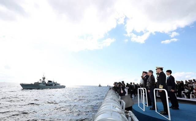 지난 2018년 제주해군기지에서 개최된 국제관함식에서 문재인 전 대통령이 좌승함인 ‘일출봉함’에 승함해 사열을 받고 있다. 사진 제공=청와대