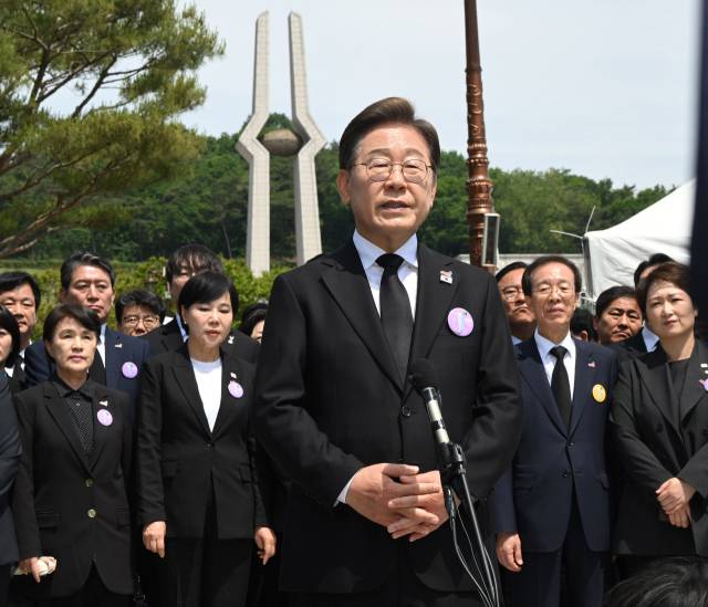이재명 더불어민주당 대선 후보가 18일 광주 북구 국립5·18민주묘지에서 열린 ‘제45주기 5·18민주화운동 기념식’에 참석한 뒤 취재진의 질의에 답하고 있다. 광주=오승현 기자