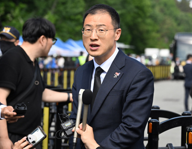 김상욱 무소속 의원이 18일 ‘제45주기 5·18민주화운동 기념식’이 열린 광주 북구 국립5·18민주묘지에서 더불어민주당 입당 기자회견을 하고 있다. 광주=오승현 기자