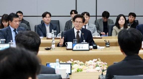 김문수 국민의힘 대선후보는 지난해 11월 28일 고용노동부 장관이던 시절 경기 삼성전자 평택공장에서 열린 반도체협회 초청 간담회에 참석해 “반도체특별법이 원안대로 통과될 수 있도록 적극 지원하겠다”고 말했다. 고용노동부