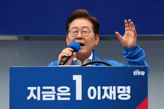 이재명 더불어민주당 대선 후보가 지난 17일 광주광역시 서구 김대중컨벤션센터 광장에서 열린 집중 유세에서 지지를 호소하는 연설을 하고 있다. ⓒ연합뉴스