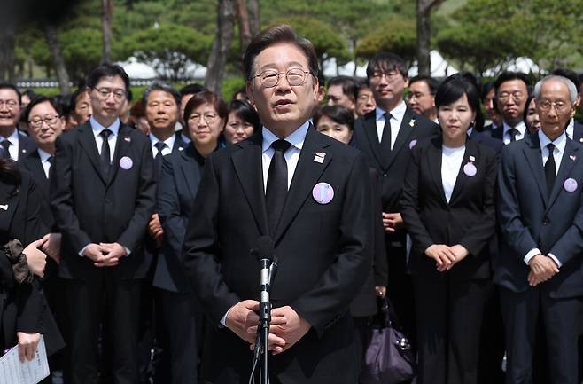 이재명 더불어민주당 대선 후보가 18일 광주광역시 북구 국립 5·18민주묘지에서 열린 5·18 민주화운동 45주년 기념식에 참석한 뒤 취재진과 만나 인터뷰 하고 있다. ⓒ연합뉴스