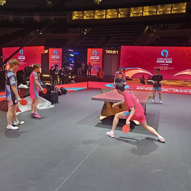 탁구국가대표팀과 클럽은 2025년 카타르 도하세계선수권대회에서도 시너지를 앞세워 메달 사냥에 나선다. 공통 목표인 ‘한국탁구의 성장’을 위해 함께 구슬땀을 흘리고 있다. 대회 개막 하루 전인 16일(한국시간) 도하 루사일스포츠아레나에서 훈련 중인 남자대표팀 선수들. 사진제공│대한탁구협회