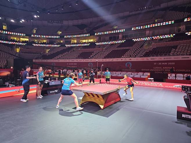 탁구국가대표팀과 클럽은 2025년 카타르 도하세계선수권대회에서도 시너지를 앞세워 메달 사냥에 나선다. 공통 목표인 ‘한국탁구의 성장’을 위해 함께 구슬땀을 흘리고 있다. 대회 개막 하루 전인 16일(한국시간) 도하 루사일스포츠아레나에서 훈련 중인 여자대표팀 선수들. 사진제공│대한탁구협회