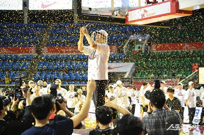 조상현 LG 감독이 17일 잠실학생체육관에서 열린 SK와 챔피언 결정전 7차전에서 승리한 뒤 우승 세리머니에서 커팅한 그물망을 머리에 쓰고, 기념촬영 하고 있다. 사진제공｜KBL