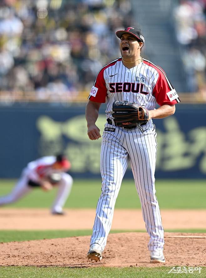 LG 외국인투수 요니 치리노스는 18일 잠실 KT전에서 6이닝 1실점 호투로 6승째를 따냈다. 직전 등판의 부진을 씻어낸 결과라 더욱 뜻깊다. 더불어 LG는 10개 구단 중 가장 먼저 30승 고지를 밟았다. 스포츠동아 DB