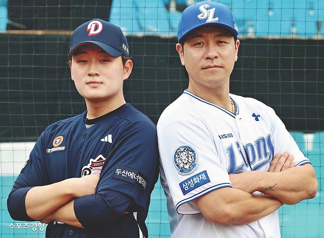 프로야구의 ‘세대’를 대표하는 20년 차이 선배 강민호(삼성·오른쪽)와 후배 김택연(두산)이 스포츠경향 창간 20주년을 맞아 인터뷰하며 함께 기념 촬영 하고 있다. 대구 | 정효진 기자
