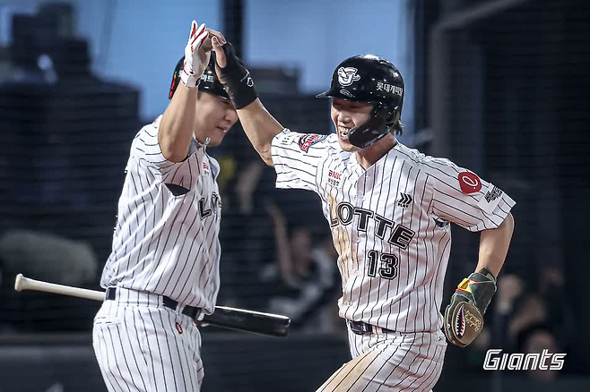 롯데 전민재가 17일 사직 더블헤더 1차전에서 결승 득점을 하고 있다. 롯데 자이언츠 제공