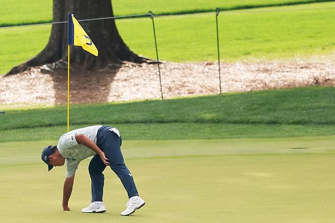 김시우가 지난 17일 PGA 챔피언십 2라운드 6번 홀에서 홀인원을 성공시킨 뒤 홀에서 자신의 공을 꺼내고 있다. 게티이미지코리아