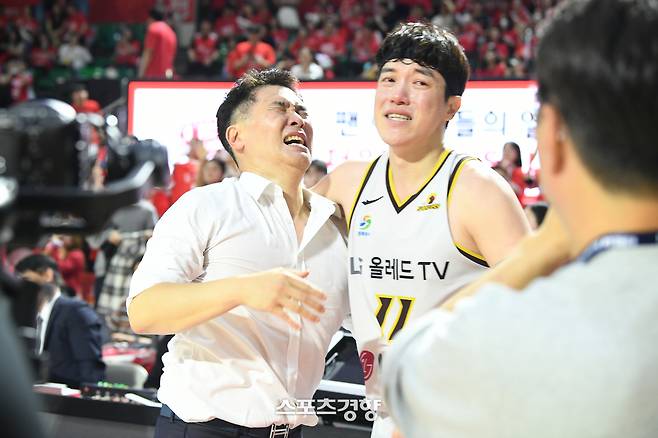 LG 조상현 감독(왼쪽)과 허일영이 지난 17일 서울 잠실학생체육관에서 열린 2024~2025 프로농구 챔피언결정전 7차전에서 창단 첫 우승을 확정한 뒤 감격의 눈물을 흘리고 있다. KBL 제공
