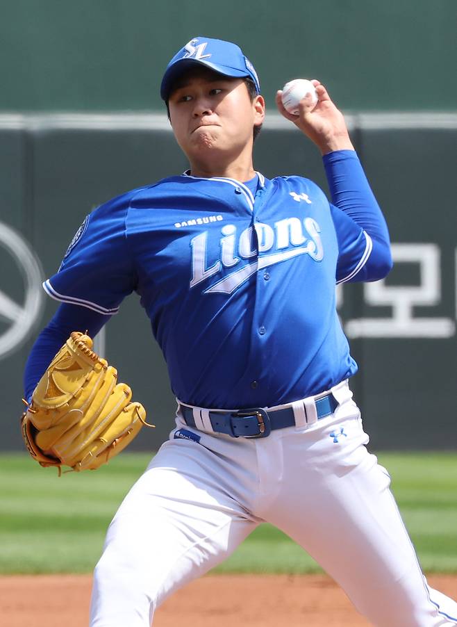 삼성 이승현이 18일 롯데전에서 투구하고 있다. 연합뉴스