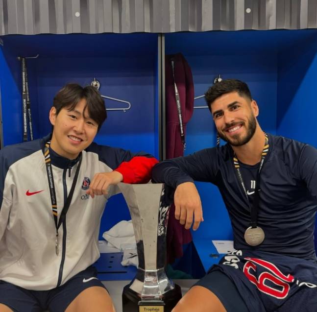 ▲ 파리 생제르맹 이강인이 18일 프랑스 파리의 파르크 데 프랭스에서 열린 오세르와의 2024-25시즌 프랑스 리그앙 34라운드 최종전을 마친 뒤 우승 시상식에서 동료들과 활짝 웃고 있다. ⓒ이강인 SNS