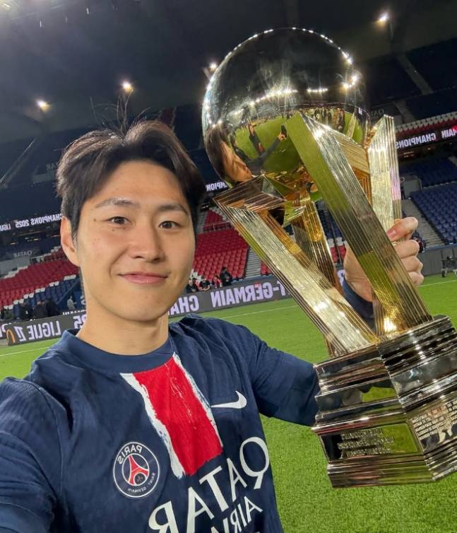 ▲ 파리 생제르맹 이강인이 18일 프랑스 파리의 파르크 데 프랭스에서 열린 오세르와의 2024-25시즌 프랑스 리그앙 34라운드 최종전을 마친 뒤 우승 시상식에서 트로피를 들고 사진을 찍었다. ⓒ이강인 SNS