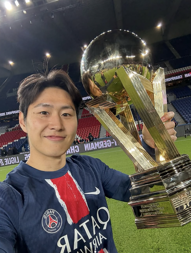 ▲ 이강인이 트로피를 든 모습은 개인 채널에서 볼 수 있었다