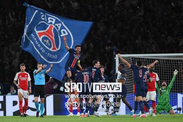 파리 생제르맹은 2024-25시즌 프랑스 리그앙 마지막 경기에서 AJ 오세르를 상대로 3-1 역전승을 챙겼다. 홈 팬들과 함께 우승의 기쁨을 만끽했지만 이강인은 이날 출전하지 못했다. 팀의 리그 우승이라는 화려한 피날레 속에서도 그의 존재감은 그라운드 위가 아닌 벤치에서 그림자로 남았다. 이강인은 벤치에서 대기했지만, 끝내 교체 명단에서 부름을 받지 못했다. 후반전 들어 데지레 두에, 워렌 자이르-에메리, 세니 마율루 등 신예 자원들이 연이어 투입되었고, 이후 곤살루 하무스와 루카스 베랄두까지 경기에 나서면서 이강인의 결장이 확정됐다.