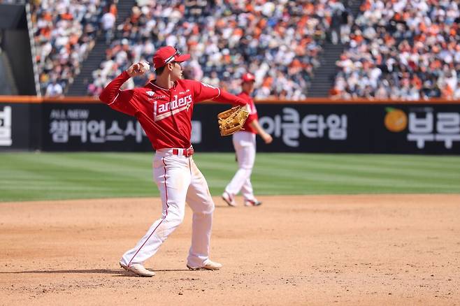 ▲ 17일 더블헤더 2경기에 이어 18일 경기에서도 좋은 활약으로 팀 활력소로 자리한 안상현 ⓒSSG랜더스