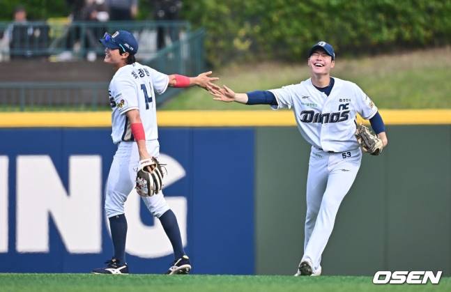 NC 최정원(왼쪽)이 17일 울산 키움전 더블헤더 1차전에서 8회초 어준서의 타구를 잡은 후 기뻐하고 있다.