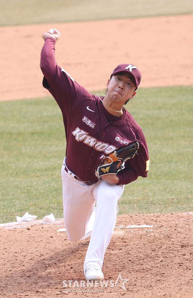 문성현의 키움 히어로즈 시절 투구 모습. /사진=김진경 대기자