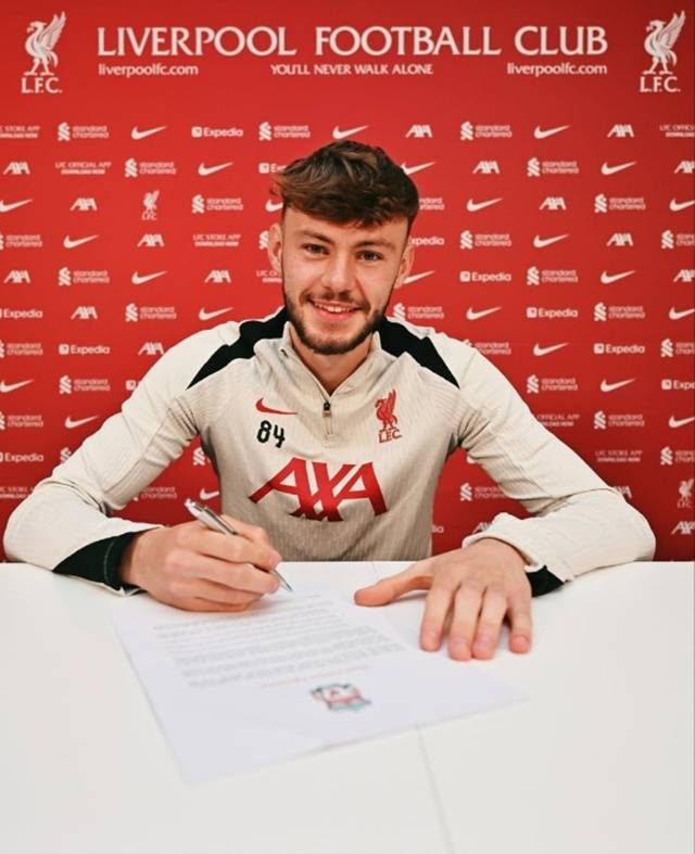 재계약에 사인하는 코너 브래들리. /사진=리버풀 SNS