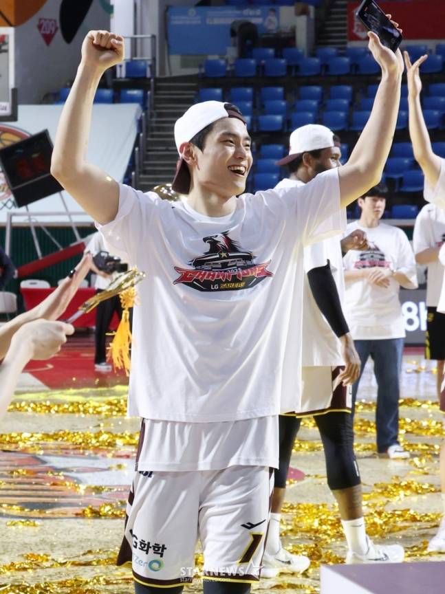 유기상이 우승 세리머니를 하며 환하게 웃고 있다. /사진=김진경 대기자