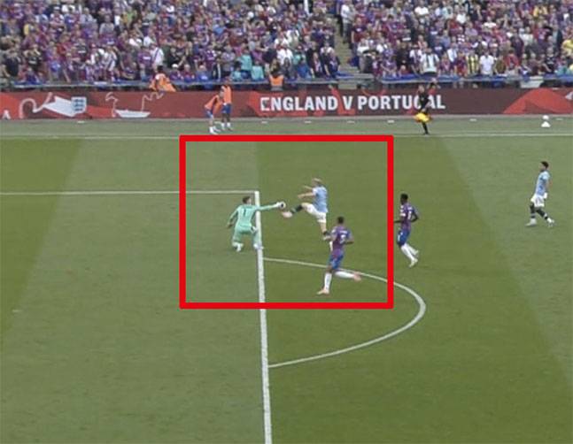 18일 영국 런던 웸블리 스타디움에서 열린 크리스탈 팰리스와 맨체스터 시티의 2024~2025 잉글랜드 FA컵 결승전. 전반 23분 크리스탈 팰리스 골키퍼 딘 헨더슨이 엘링 홀란의 공격을 막는 과정에서 페널티 박스 밖에서 손으로 공을 쳐냈다. /사진=중계화면 캡처