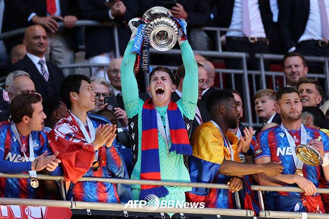 크리스탈 팰리스 골키퍼 딘 헨더슨이 18일 2024~2025 잉글랜드 FA컵 우승 트로피를 들고 기뻐하고 있다. 이날 크리스탈 팰리스는 맨체스터 시티를 1-0으로 꺾고 창단 첫 우승을 차지했다. /AFPBBNews=뉴스1