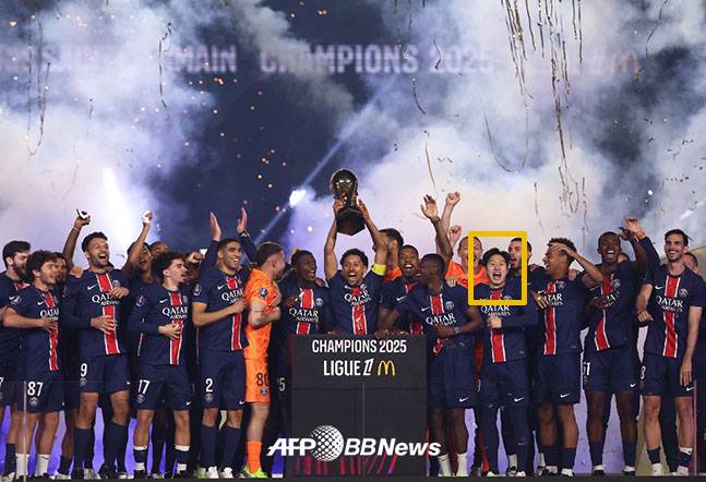 파리 생제르맹(PSG) 선수들이 18일 프랑스 파리의 파르크 데 프랭스에서 열린 오세르와의 2024~2025 프랑스 프로축구 리그1 최종전을 마친 뒤 우승 세리머니를 하고 있다. 이강인(노란색 네모)도 환하게 웃으며 세리머니를 즐기고 있다. /AFPBBNews=뉴스1
