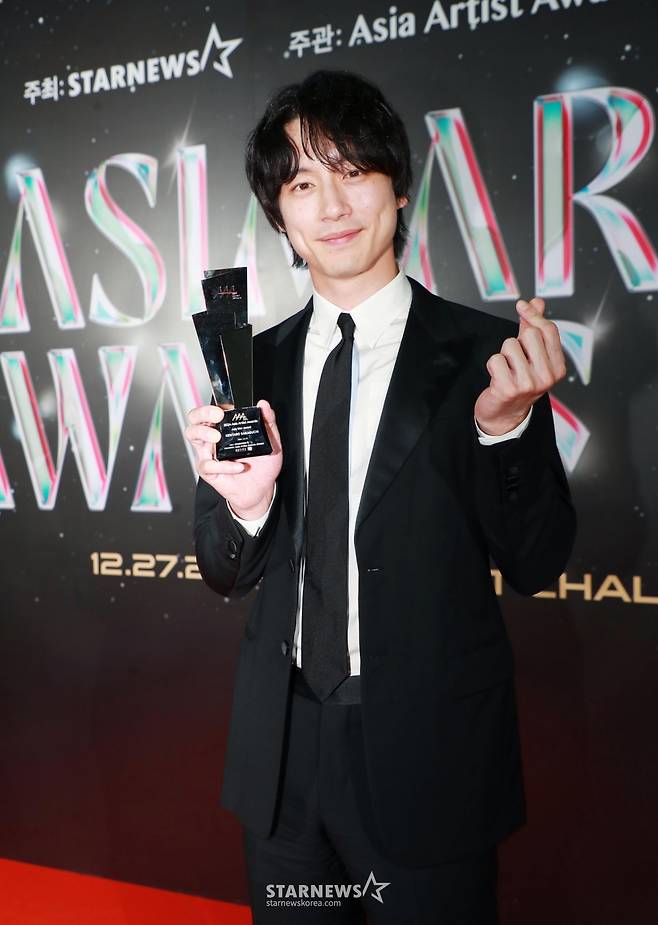 일본배우 사카구치 켄타로가 2024년 12월 27일 오후 태국 방콕 임팩트 챌린저 홀 1-2(IMPACT Challenger Hall 1-2)에서 진행된 '제9회 아시아 아티스트 어워즈'(The 9th Asia Artist Awards, 이하 'AAA 2024')에서 AAA 아시아 스타상을 수상한 뒤 포즈를 취하고 있다. /2024.12.27 /사진=이동훈 photoguy@