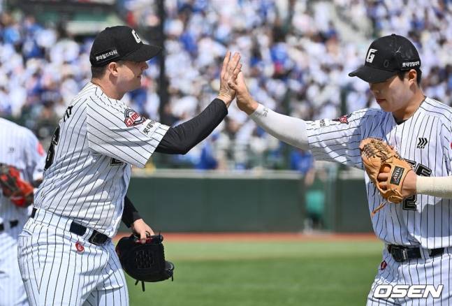 롯데 터커 데이비슨(왼쪽)과 고승민.