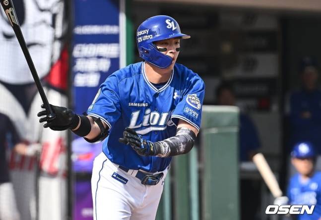 삼성 구자욱이 18일 사직 롯데전에서 7회초 1타점 2루타를 기록하고 있다.
