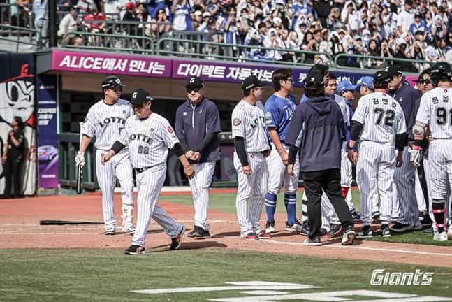 롯데 김태형 감독(왼쪽 2번째)이 18일 사직 삼성전에서 5회말 윤동희에게 온 위협구에 항의한 후 더그아웃으로 들어가고 있다. /사진=롯데 자이언츠 제공