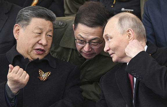 시진핑 중국 국가주석(왼쪽)과 블라디미르 푸틴 러시아 대통령(오른쪽)이 5월 9일(현지 시간) 러시아 모스크바 붉은 광장에서 열린 80주년 전승절 기념 열병식을 지켜보며 이야기하고 있다. 뉴시스