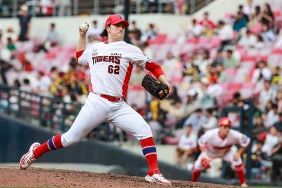 KIA 타이거즈 마무리 투수 정해영이 지난 17일 광주 두산 베어스와 더블헤더 1차전 9회 초 구원 등판해 1이닝 무실점으로 개인 통산 133세이브를 달성했다. 정해영은 이 세이브로 선동열 전 감독과 함께 보유했던 타이거즈 프랜차이즈 최다 세이브 신기록을 작성했다. KIA 타이거즈