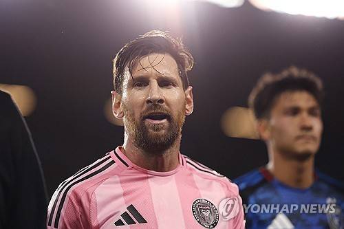 미국 마이애미 스페인어 매체인 '엘누에보헤럴드'는 18일(한국시간) 리오넬 메시의 인터 마이애미와의 재계약이 시간 문제라고 전했다.&nbsp;연합뉴스