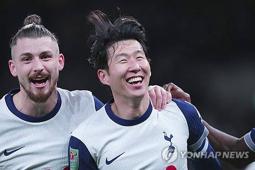 토트넘이 오는 22일 오전 4시(한국시간) 스페인 빌바오에 있는 산마메스에서 맨체스터 유나이티드와 2024-2025시즌 유럽축구연맹(UEFA) 유로파리그 결승전을 치른다.&nbsp;  토트넘은 4강에서 노르웨이 복병 보되/글림트를 제압하고 결승에 진출했다. 맨유는 산마메스를 홈구장으로 쓰는 빌바오(스페인)를 꺾고 결승에 진출해 우승을 다툰다.&nbsp;연합뉴스