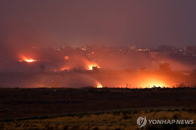 불타는 가자지구 (로이터 연합뉴스) 17일(현지시간) 이스라엘군의 공세 속 불길에 휩싸인 가자지구. 2025.05.18 photo@yna.co.kr